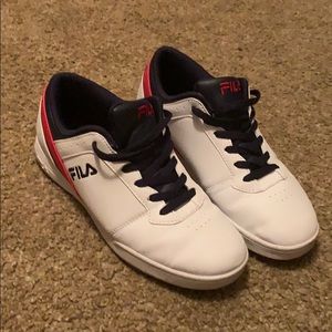 Fila low top tennis shoes